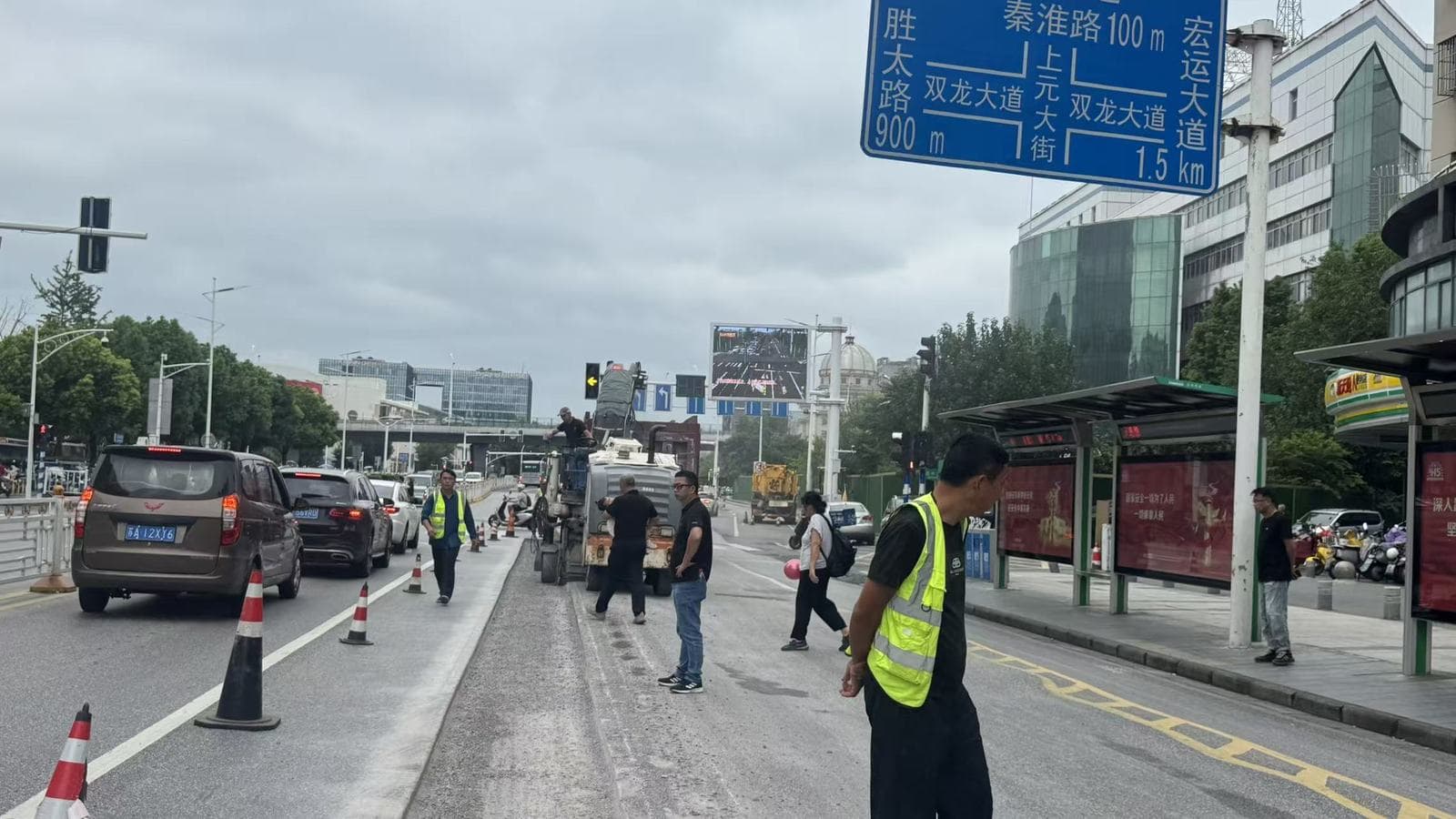 玄武区老旧小区改造沥青路面施工实拍
