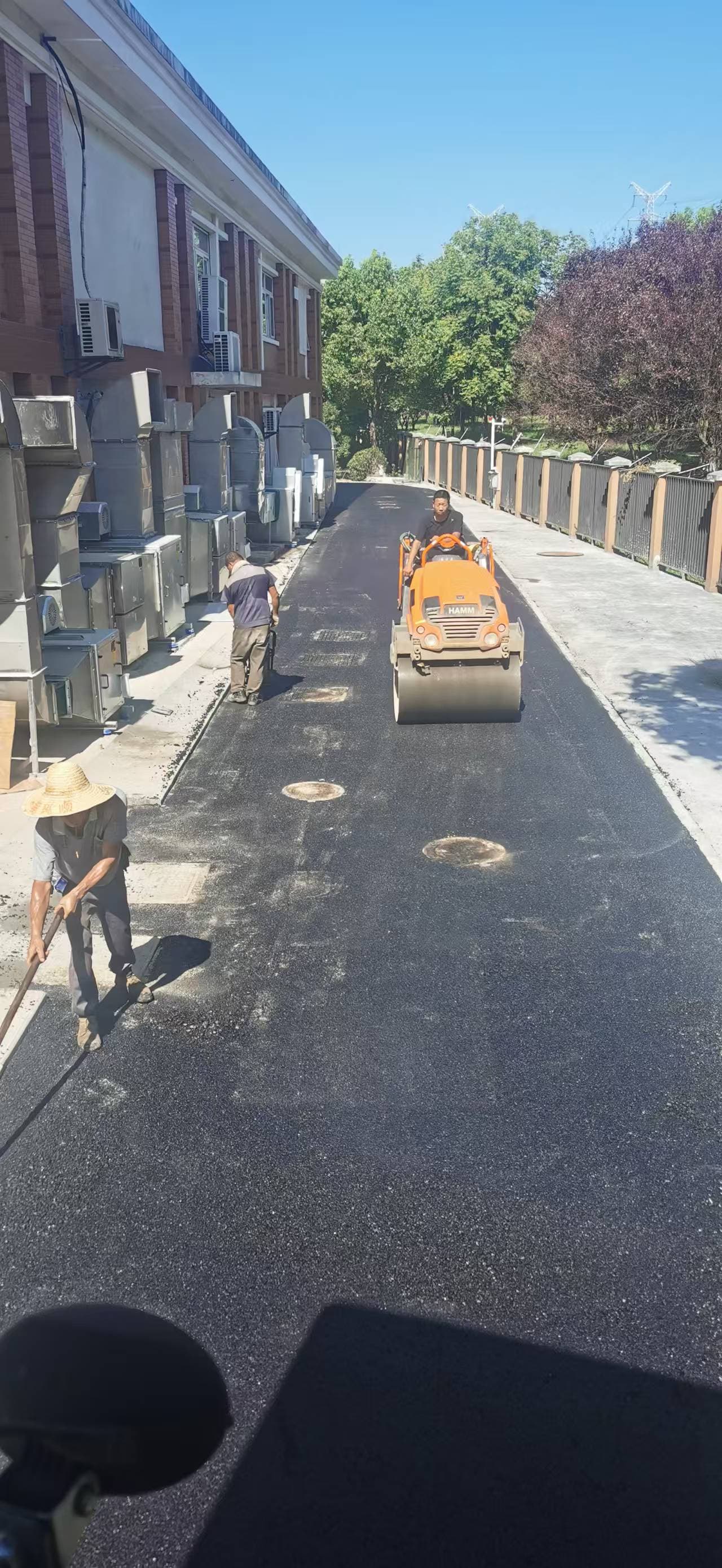 秦淮区单位院内道路沥青路面施工实拍