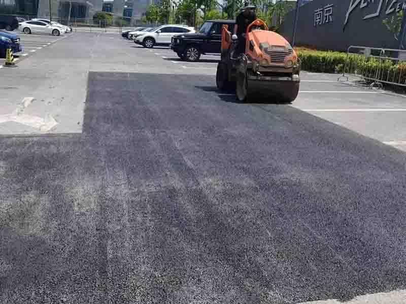浦口区停车场摊铺沥青路面施工实拍