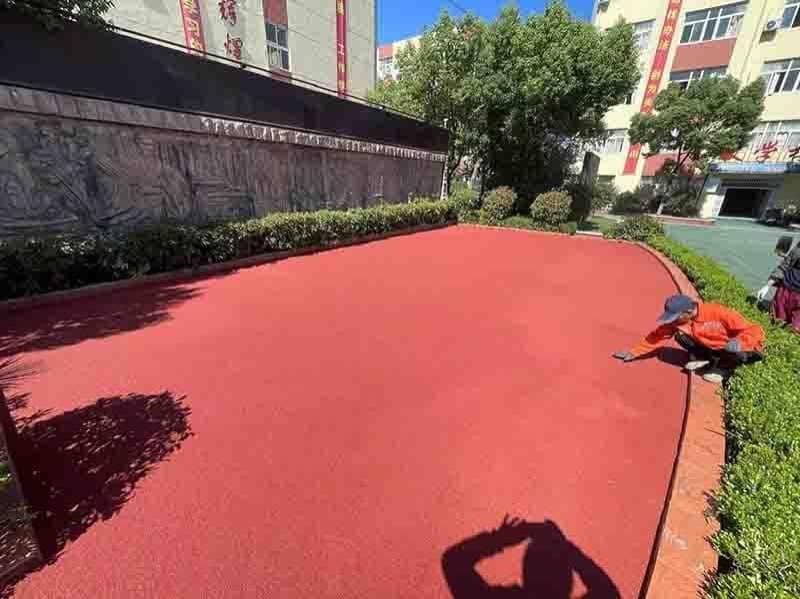 栖霞区校园道路跑道沥青路面施工实拍