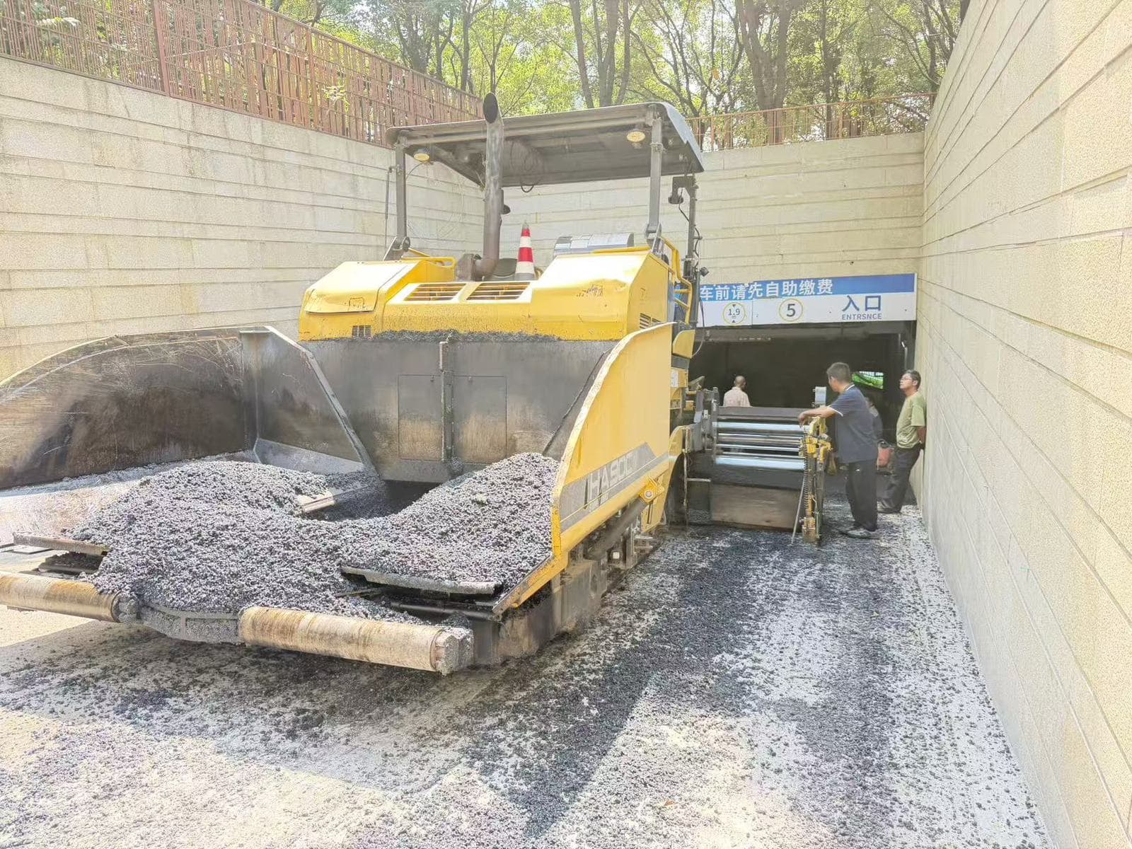 江宁金鹰国际购物广场地库出入车道摊铺实景(江宁区商业地库车道)