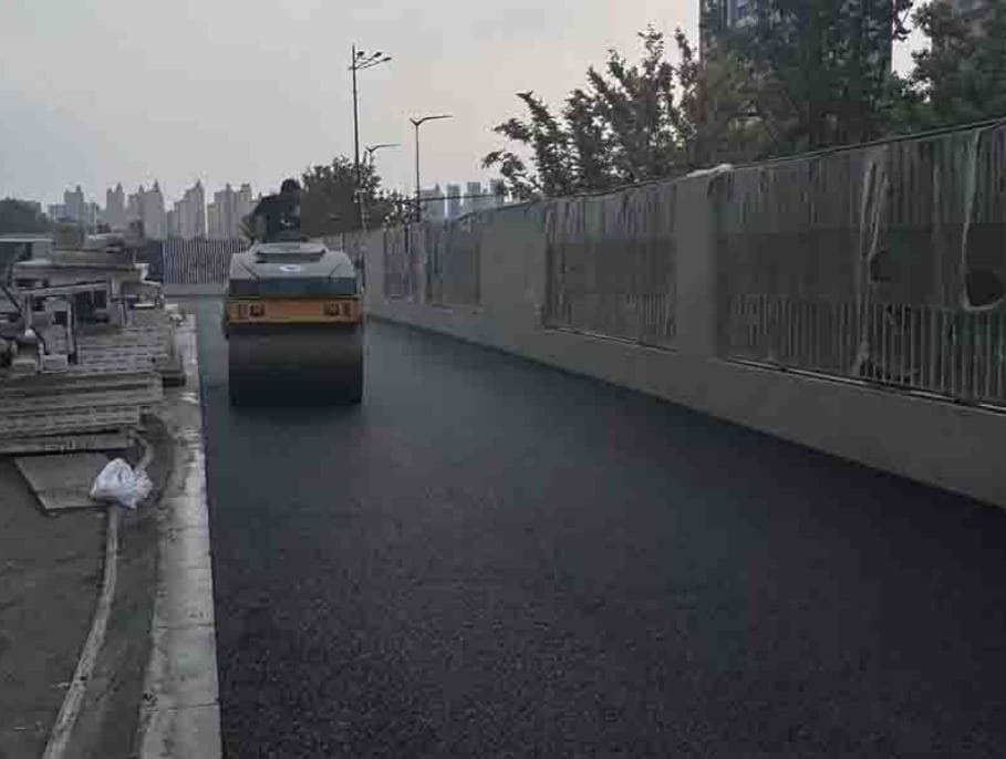 南京栖霞青龙地铁基地旁小区沥青摊铺工程实景(栖霞区小区道路)